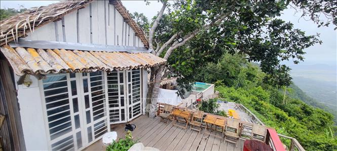 Một trong nhiều homestay xây dựng tự phát trên Núi Cấm. Ảnh: TTXVN phát.