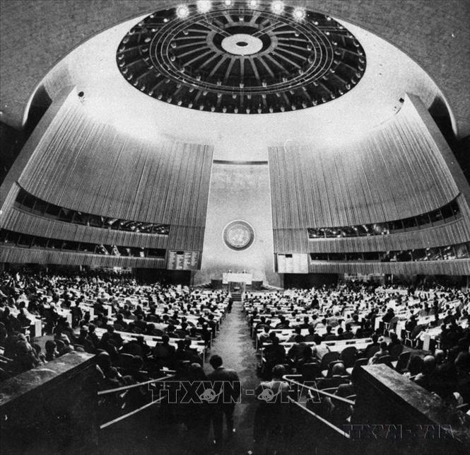 Ngày 20/9/1977, Phiên khai mạc Kỳ họp thứ 32 Đại hội đồng Liên hợp quốc tại New York (Mỹ) thông qua Nghị quyết công nhận Việt Nam là thành viên của Liên hợp quốc. Ảnh: Tư liệu TTXVN