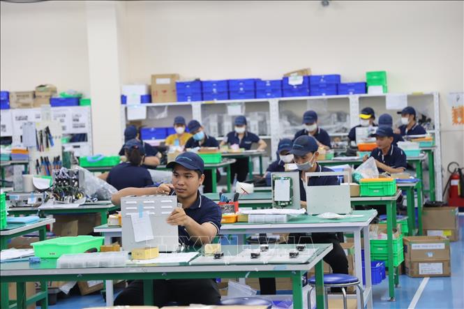 Công nhân nhà máy TAZMO VIETNAM lắp ráp các thiết bị robot công nghiệp. Ảnh: Minh Hưng – TTXVN