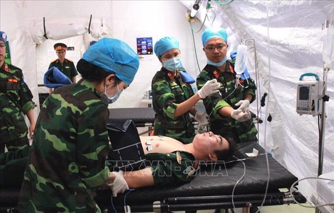 Trước khi lên đường làm nhiệm vụ tại Nam Sudan, cán bộ, chiến sỹ Bệnh viện dã chiến cấp 2, số 1 thuộc Lực lượng gìn giữ hòa bình Việt Nam thực hành huấn luyện trên bộ cùng trang bị bệnh viện dã chiến cấp 2. (2018) Ảnh: Xuân Khu-TTXVN