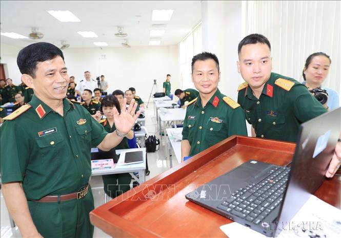 Cục Gìn giữ hòa bình Việt Nam tổ chức khóa huấn luyện sĩ quan tham mưu LHQ theo hình thức kết hợp trực tiếp và trực tuyến, do Chương trình Sáng kiến hoạt động hòa bình toàn cầu của Hoa Kỳ (GPOI) hỗ trợ (Hà Nội, tháng 4/2021). Ảnh: Trọng Đức - TTXVN