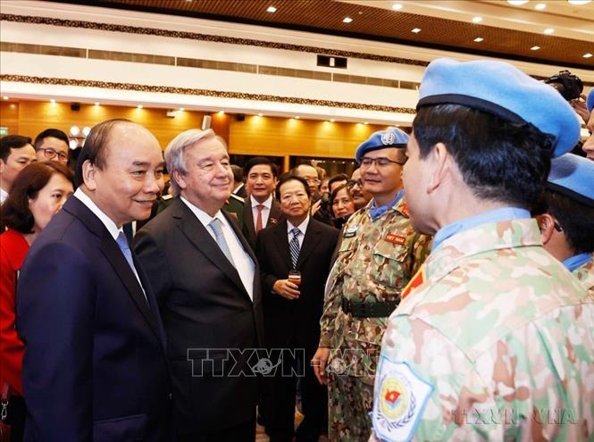 Chủ tịch nước Nguyễn Xuân Phúc vàTổng Thư ký Liên hợp quốc António Guterres với các cán bộ, chiến sỹ Việt Nam tham gia lực lượng Gìn giữ hòa bình của Liên hợp quốc tại Lễ kỷ niệm 45 năm Ngày Việt Nam gia nhập Liên hợp quốc được tổ chức tại Hà Nội (21/10/2022). Ảnh: TTXVN