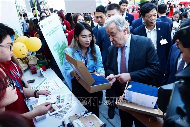 Tổng Thư ký LHQ António Guterres nói chuyện với sinh viên Học viện Ngoại giao trong chuyến thăm chính thức Việt Nam (2022). Ảnh: Minh Đức - TTXVN
