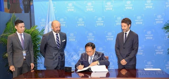 Trong khuôn khổ hoạt động của Tuần lễ cấp cao Đại hội đồng Liên hợp quốc khóa 78, ngày 20/9/2023, tại New York (Hoa Kỳ),  Bộ trưởng Ngoại giao Bùi Thanh Sơn ký Hiệp định về Bảo tồn và sử dụng bền vững đa dạng sinh học ở vùng biển nằm ngoài quyền tài phán quốc gia, còn gọi là Hiệp định về Biển cả. Ảnh: Quang Huy - PV TTXVN tại New York