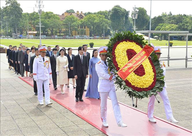 Japan's Crown Prince Akishino and Crown Princess Kiko pay tribute to President Ho at his mausoleum. VNA Photo: Minh Đức
