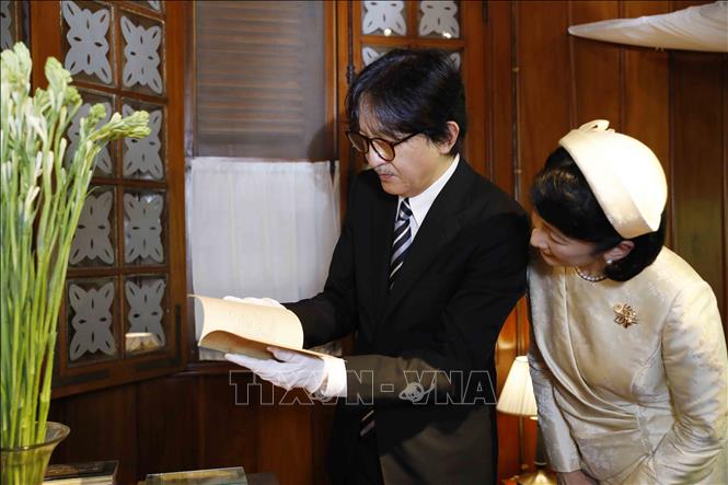 Japan's Crown Prince Akishino and Crown Princess Kiko visit the President Ho Chi Minh relics site at the Presidential Palace. VNA Photo: An Đăng