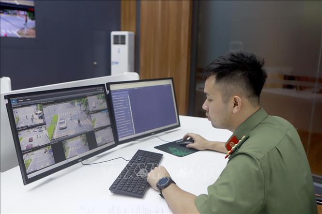 Công an tỉnh Vĩnh Phúc quan sát hình ảnh của camera giám sát để xử phạt các trường hợp người điều khiển phương tiện vi phạm khi tham gia giao thông. Ảnh: Hoàng Hùng – TTXVN

