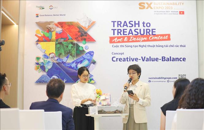 Top 5 thí sinh Vòng chung kết cuộc thi Sáng tạo Nghệ thuật từ rác (Trash to Treasure – Vietnam 2023) thuyết trình về ý nghĩa, chất liệu bài thi của mình cho Ban Giám khảo. Ảnh: Thanh Tùng - TTXVN