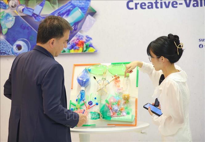Top 5 thí sinh Vòng chung kết cuộc thi Sáng tạo Nghệ thuật từ rác (Trash to Treasure – Vietnam 2023) thuyết trình về ý nghĩa, chất liệu bài thi của mình cho Ban Giám khảo. Ảnh: Thanh Tùng - TTXVN