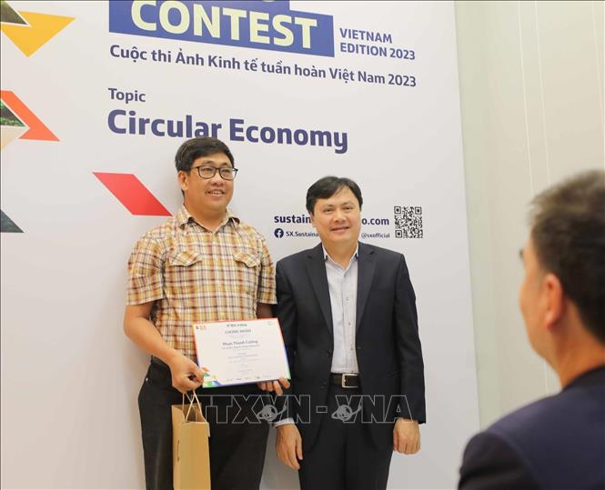 Trao giải Nhất cuộc thi ảnh 