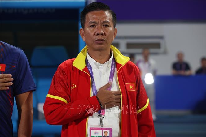 HLV đội tuyển Olympic Việt Nam Hoàng Anh Tuấn tại trận đấu. Ảnh: Hoàng Linh-TTXVN