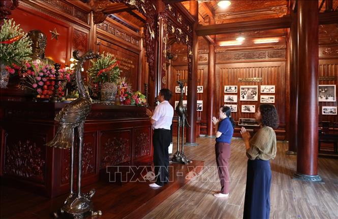 Du khách đến dâng hương, thăm quan Nhà lưu niệm Chủ tịch Hồ Chí Minh. Ảnh: Quốc Khánh - TTXVN