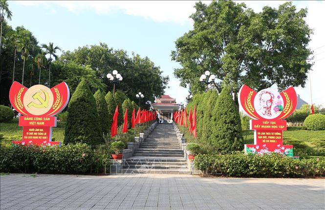Chỉnh trang, tu sửa công viên Hồ Chí Minh nhân dịp kỷ niệm 65 năm Bác Hồ lên thăm tỉnh Lào Cai. Ảnh: Quốc Khánh - TTXVN