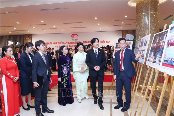 Hoàng Thái tử Nhật Bản Akishino và Công nương Kiko, Ủy viên Bộ Chính trị, Thường trực Ban Bí thư, Trưởng ban Tổ chức Trung ương, Chủ tịch Nhóm Nghị sỹ hữu nghị Việt Nam - Nhật Bản Trương Thị Mai với các đại biểu tham quan triển lãm ảnh. Ảnh: An Đăng - TTXVN