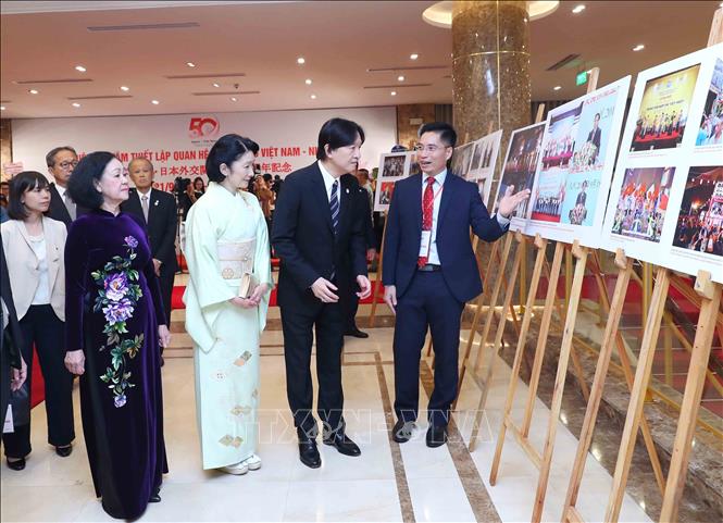 Hoàng Thái tử Nhật Bản Akishino và Công nương Kiko, Ủy viên Bộ Chính trị, Thường trực Ban Bí thư, Trưởng ban Tổ chức Trung ương, Chủ tịch Nhóm Nghị sỹ hữu nghị Việt Nam - Nhật Bản Trương Thị Mai với các đại biểu tham quan triển lãm ảnh. Ảnh: An Đăng - TTXVN