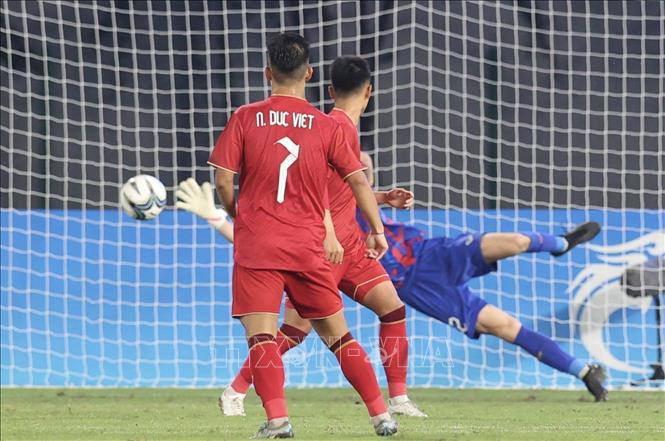 Pha tấn công của cầu thủ Olympic Việt Nam. Ảnh: Hoàng Linh-TTXVN