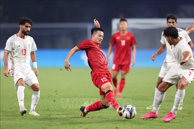 Tiền vệ Thanh Nhàn nỗ lực cứu bóng. Ảnh: Hoàng Linh-TTXVN
