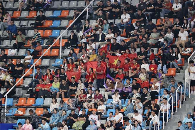 CĐV Việt Nam trên khán đài sân Linping xem trận đấu giữa Olympic Việt Nam và Olympic Iran. Ảnh: Hoàng Linh-TTXVN