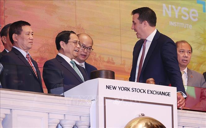 Prime Minister Pham Minh Chinh rings the opening bell at the New York Stock Exchange. VNA Photo: Dương Giang 
