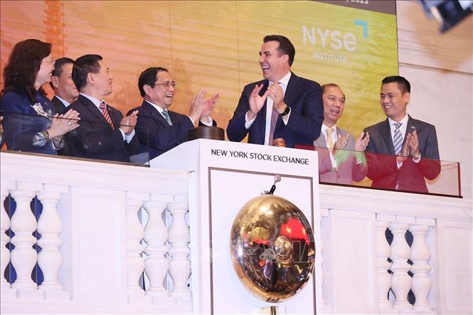 Prime Minister Pham Minh Chinh rings the opening bell at the New York Stock Exchange. VNA Photo: Dương Giang