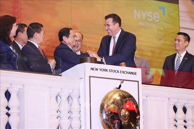 Prime Minister Pham Minh Chinh rings the opening bell at the New York Stock Exchange. VNA Photo: Dương Giang