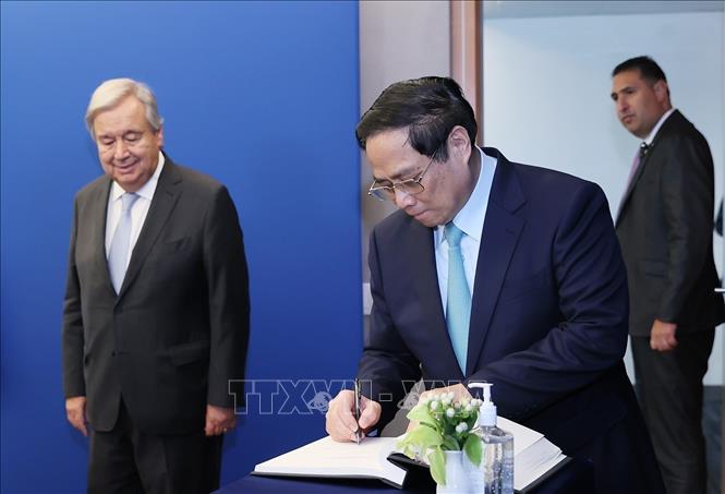 PM Pham Minh Chinh signs in the memorial book at the UN headquaters, New York. VNA Photo: Dương Giang