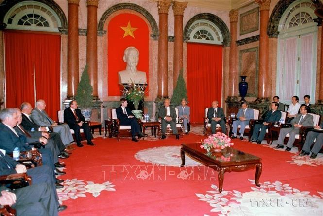 Chủ tịch nước Lê Đức Anh tiếp Thủ tướng Bulgaria Jean Videnov thăm chính thức Việt Nam (Hà Nội, 24/5/1996). Ảnh: Minh Đạo - TTXVN