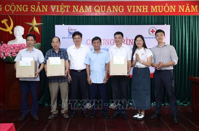 Hội Chữ thập đỏ tỉnh Lạng Sơn phối hợp với Công ty Cổ phần Y tế Đức Minh tặng 3 máy phân tích miễn dịch huỳnh quang Standard TM F200 cho các Trung tâm Y tế trên địa bàn tỉnh. Ảnh: Anh Tuấn – TTXVN