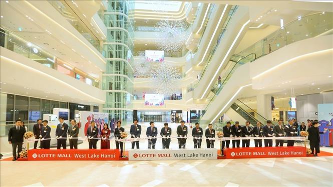 Các đại biểu cắt băng khai trương Lotte Mall Tây Hồ. Ảnh: Tuấn Đức - TTXVN