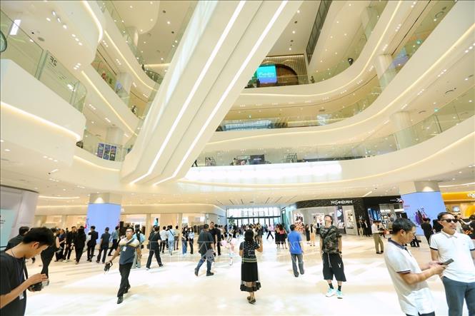 Người dân tham quan, mua sắm tại Lotte Mall Tây Hồ. Ảnh: Tuấn Đức - TTXVN