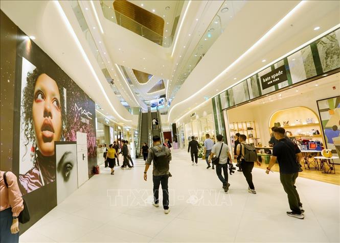Người dân tham quan, mua sắm tại Lotte Mall Tây Hồ. Ảnh: Tuấn Đức - TTXVN