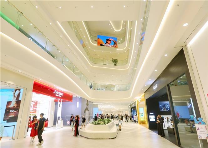 Người dân tham quan, mua sắm tại Lotte Mall Tây Hồ. Ảnh: Tuấn Đức - TTXVN