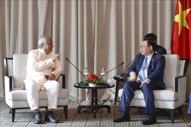 Chủ tịch Quốc hội Vương Đình Huệ tiếp Tổng Bí thư Đảng Cộng sản Bangladesh Shah Alam.  Ảnh: Doãn Tấn - TTXVN