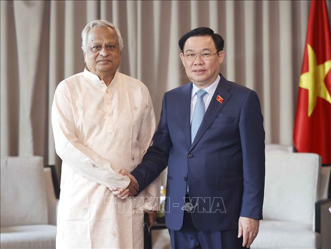 Chủ tịch Quốc hội Vương Đình Huệ tiếp Tổng Bí thư Đảng Cộng sản Bangladesh Shah Alam. Ảnh: Doãn Tấn - TTXVN