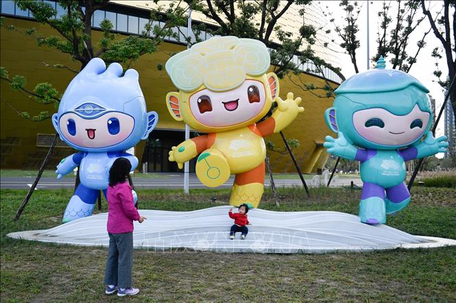 (Từ trái sang) Ba linh vật biểu tượng của Đại hội Thể thao châu Á lần thứ 19 (ASIAD 2023) Chenchen, Congcong và Lianlian được trưng bày tại Hàng Châu, tỉnh Chiết Giang, Trung Quốc, ngày 21/9/2023. Ảnh: THX/TTXVN