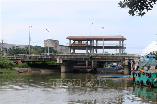 Cống thủy lợi kênh Lung lớn 2 điều tiết nước phục vụ sản xuất và đời sống dân sinh trên địa bàn huyện Kiên Lương (Kiên Giang). Ảnh: Lê Huy Hải - TTXVN