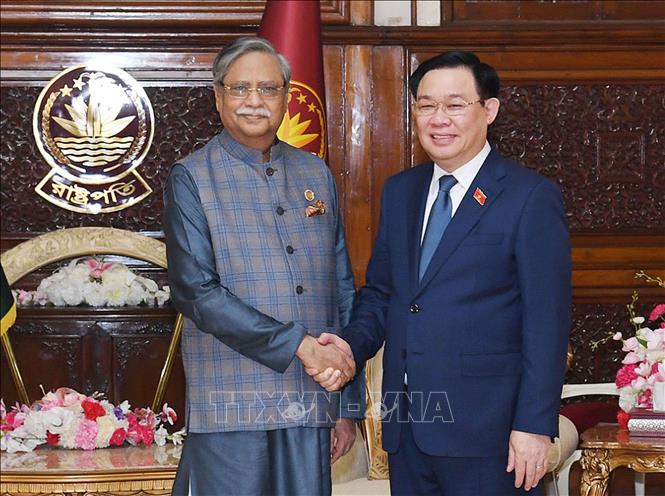 Chairman of the Vietnamese National Assembly Vuong Dinh Hue meets with Bangladesh President Mohammed Shahabuddin in Dhaka on September 22. VNA Photo