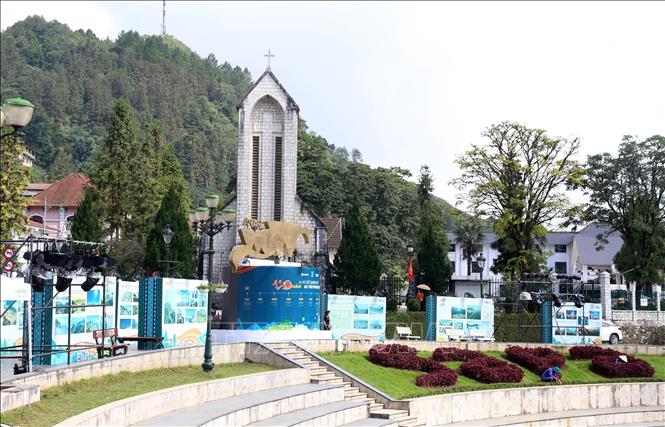 Thị xã Sa Pa (Lào Cai) được chỉnh trang sạch sẽ chào đón du khách dịp kỷ niệm 120 năm Du lịch Sa Pa. Ảnh: Quốc Khánh - TTXVN