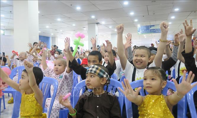 Niềm vui của các bệnh nhi khi được tham dự Tết Trung thu trong bệnh viện. Ảnh: Đinh Hằng – TTXVN