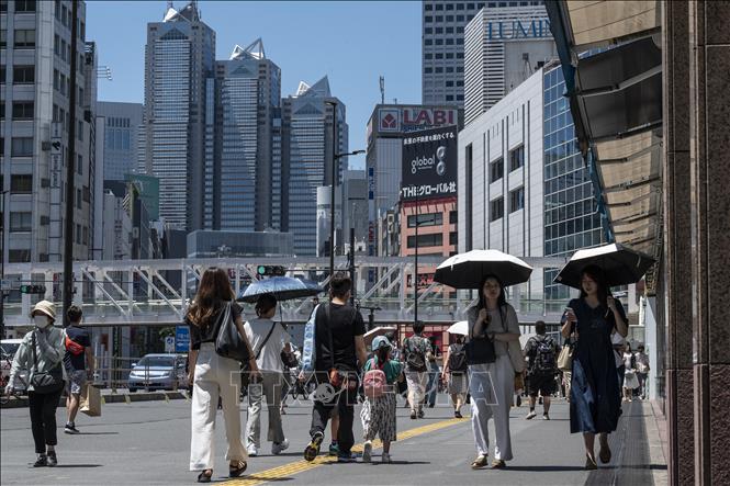 Người dân di chuyển dưới trời nắng nóng tại Tokyo, Nhật Bản ngày 30/7/2023. Ảnh: AFP/TTXVN