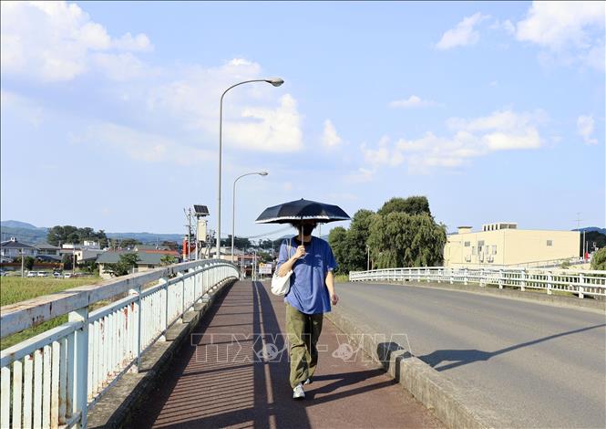 Người dân di chuyển dưới trời nắng nóng tại Fukushima, Nhật Bản ngày 5/8/2023. Ảnh: Kyodo/TTXVN