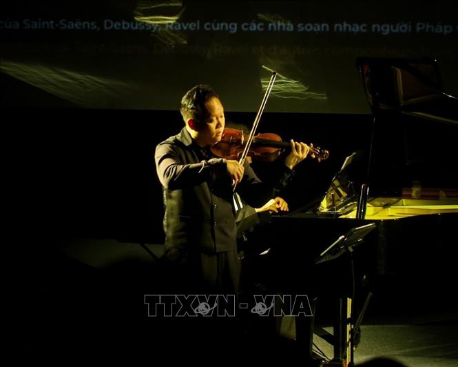 Tiết mục violin của nghệ sĩ Chương Vũ. Ảnh: Tuấn Đức - TTXVN