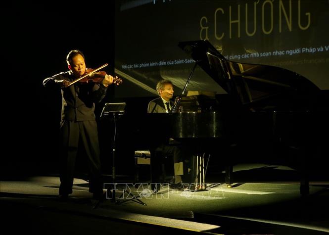 Màn song tấu piano và violin của hai nghệ sĩ. Ảnh: Tuấn Đức - TTXVN