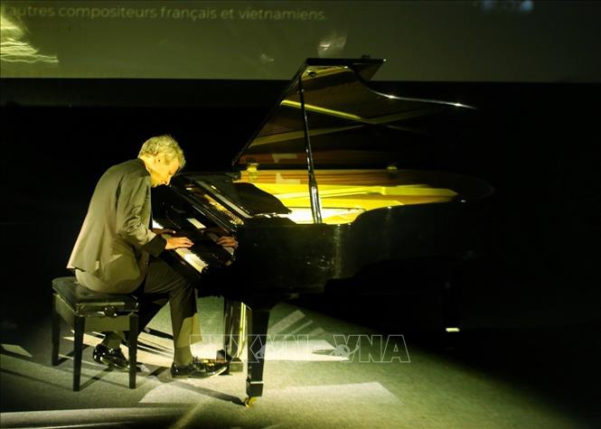Tiết mục piano của nghệ sĩ Maxime Zecchini. Ảnh: Tuấn Đức - TTXVN