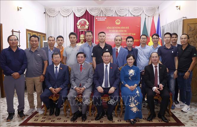Chủ tịch Quốc hội Vương Đình Huệ chụp ảnh lưu niệm với đại biểu cộng đồng người Việt tại Bangladesh. Ảnh: Doãn Tấn - TTXVN