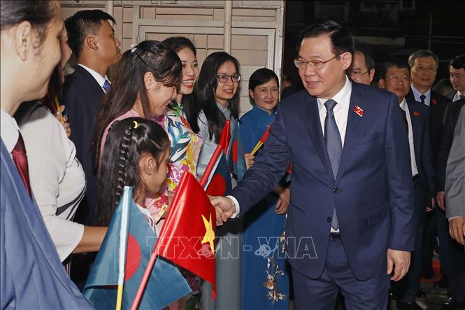 Chủ tịch Quốc hội Vương Đình Huệ thăm Đại sứ quán Việt Nam và gặp gỡ cộng đồng người Việt tại Bangladesh. Ảnh: Doãn Tấn - TTXVN