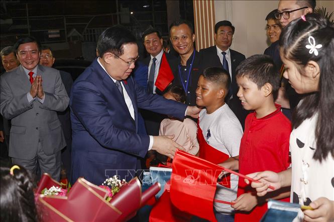 Chủ tịch Quốc hội Vương Đình Huệ thăm Đại sứ quán Việt Nam và gặp gỡ cộng đồng người Việt tại Bangladesh. Ảnh: Doãn Tấn - TTXVN