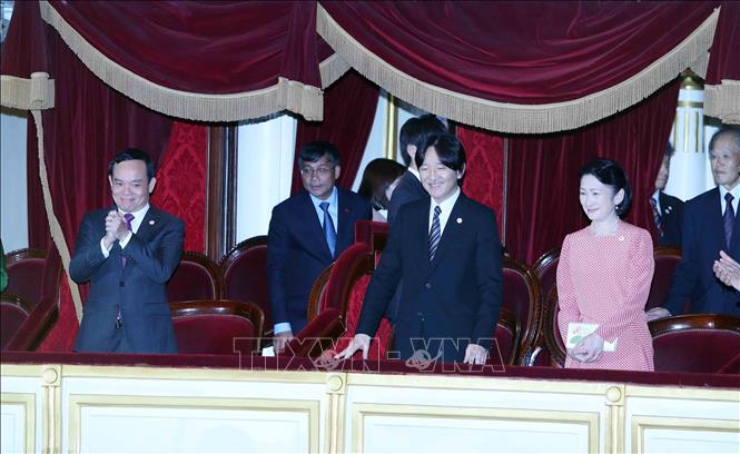 Deputy Prime Minister Tran Luu Quang together with Japan's Crown Prince Akishino and Crown Princess Kiko watch the opera at the Hanoi Opera House. VNA Photo: An Đăng  