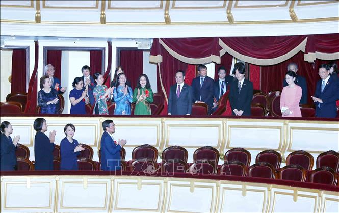 Deputy Prime Minister Tran Luu Quang together with Japan's Crown Prince Akishino and Crown Princess Kiko watch the opera at the Hanoi Opera House. VNA Photo: An Đăng  