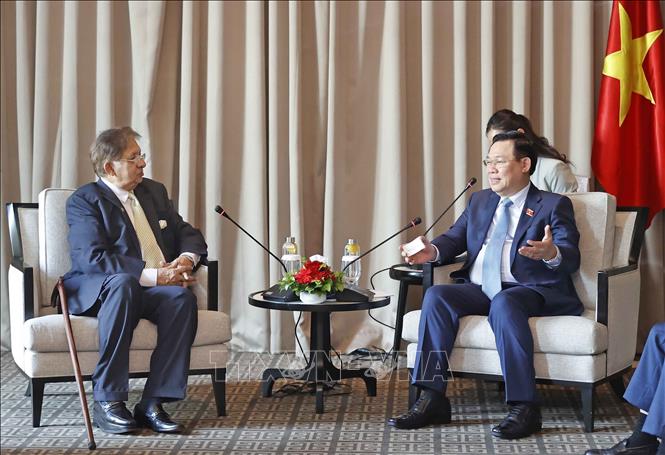 NA Chairman Vuong Dinh Hue receives President of the Bangladesh-Vietnam Friendship Society (BVFS) Shamsher M. Chowdhury. VNA Photo: Doãn Tấn